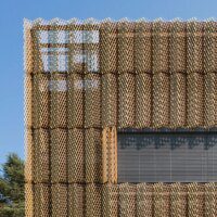 Découvrez le plus grand site de fabrication de murs en bois et paille