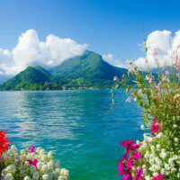 L'eau du lac d'Annecy chauffe et rafraîchit les bâtiments